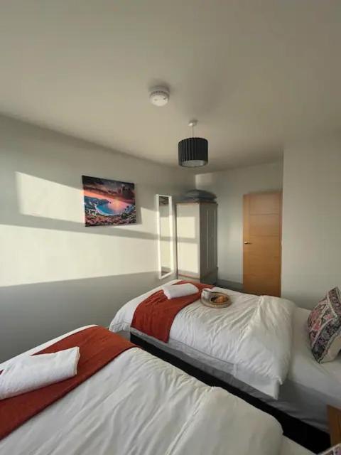 Spectacular 2 Bedroom Balcony Sea View Flat สการ์โบโรห์ ภายนอก รูปภาพ